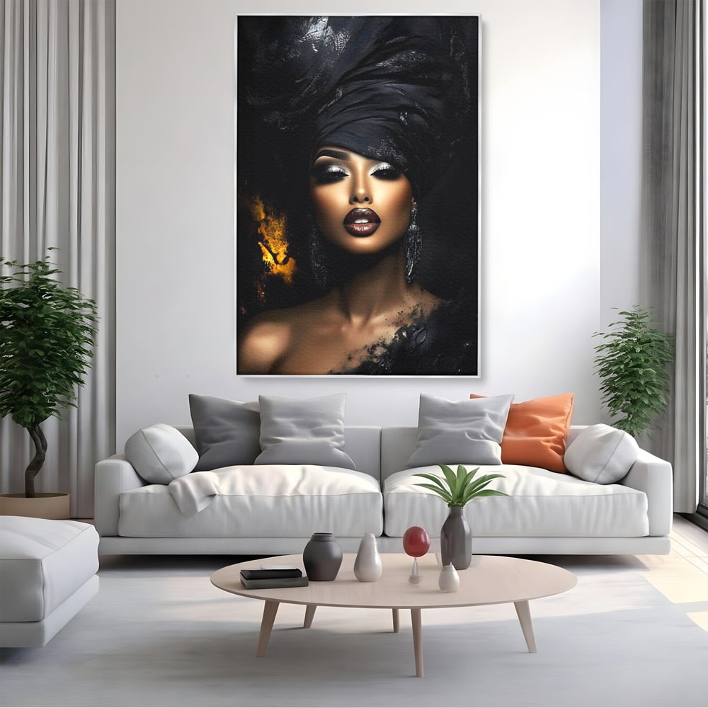 Tablou canvas cu tablou canvas cu portret de femeie, in rama de aluminiu argintiu, pe perete intr-un living
